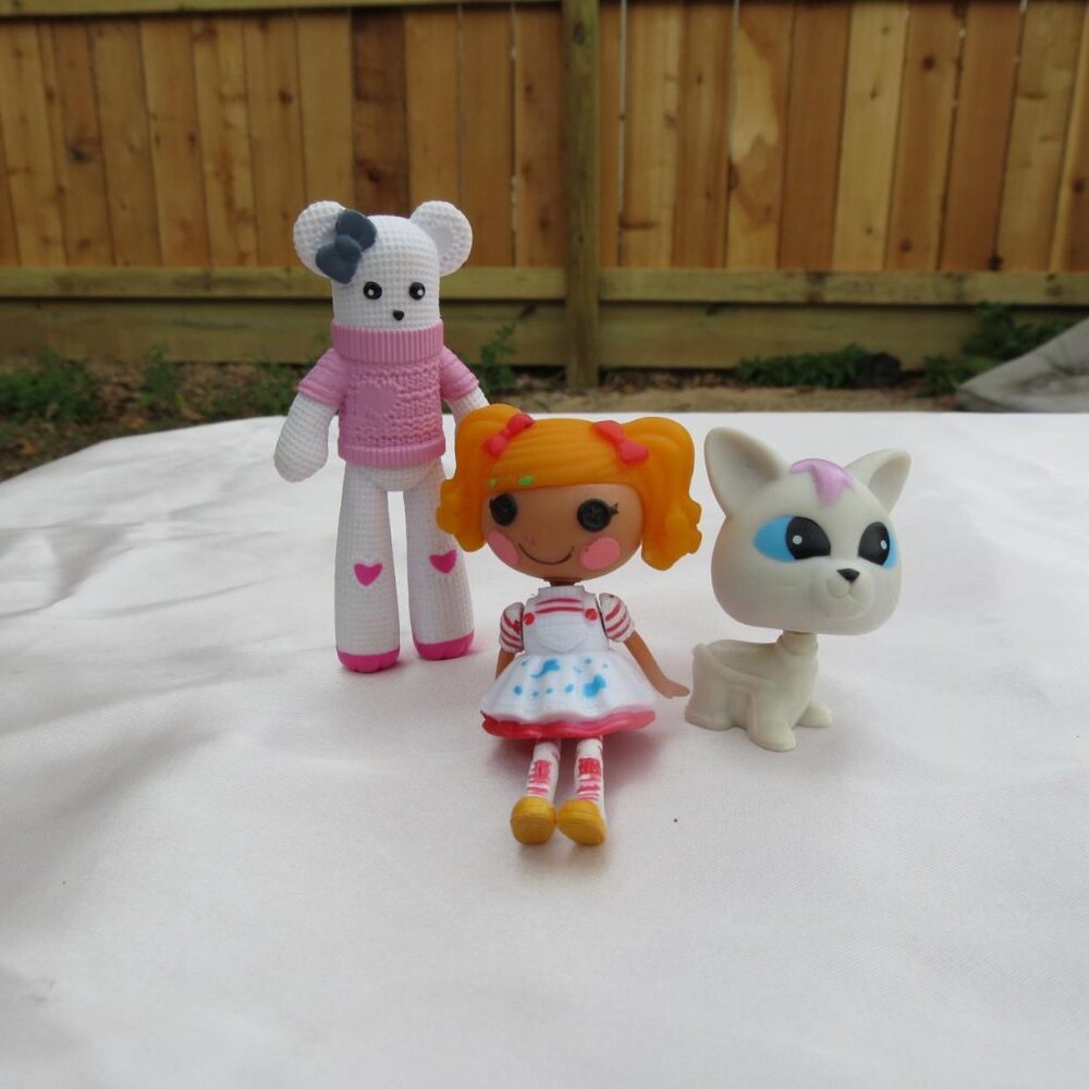 authentic mini lalaloopsy figurine & pet🤍